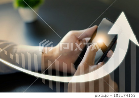 ビジネスマンがスマホをクリックしてグラフと矢印が上がる arrow rises success 103174155