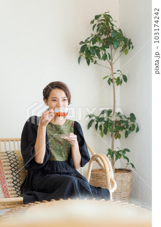 紅茶を飲む女性の写真 103174242