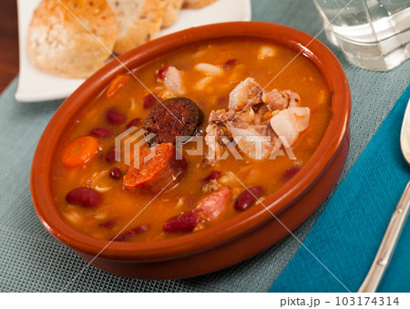 Beans stewed with chorizo and sausages 103174314