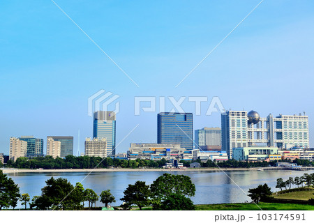 レインボーブリッジから見るお台場海浜公園の風景 レインボーブリッジから見るお台場海浜公園の風景 103174591