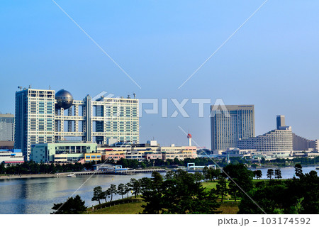 レインボーブリッジから見るお台場海浜公園の風景 レインボーブリッジから見るお台場海浜公園の風景 103174592