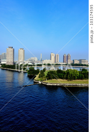 レインボーブリッジから見るお台場海浜公園の風景 レインボーブリッジから見るお台場海浜公園の風景 103174595