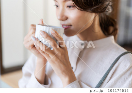 ホットドリンクを飲む女性のポートレート ホットドリンクを飲む女性のポートレート 103174612