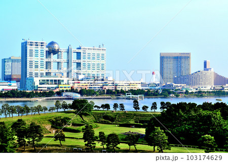 レインボーブリッジから見るお台場海浜公園の風景 103174629