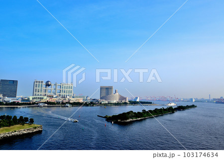 レインボーブリッジから見るお台場海浜公園の風景 103174634
