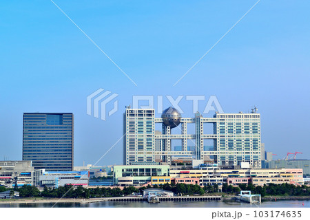 レインボーブリッジから見るお台場海浜公園の風景 レインボーブリッジから見るお台場海浜公園の風景 103174635