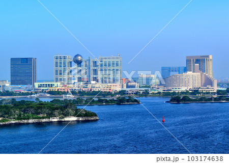 レインボーブリッジから見るお台場海浜公園の風景 レインボーブリッジから見るお台場海浜公園の風景 103174638
