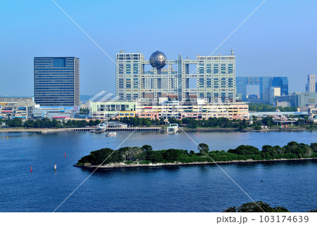 レインボーブリッジから見るお台場海浜公園の風景 レインボーブリッジから見るお台場海浜公園の風景 103174639