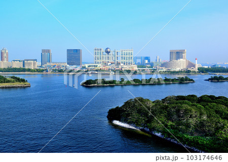 レインボーブリッジから見るお台場海浜公園の風景 103174646