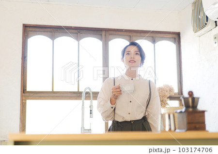 温かいドリンクを飲む女性のポートレート 温かいドリンクを飲む女性のポートレート 103174706