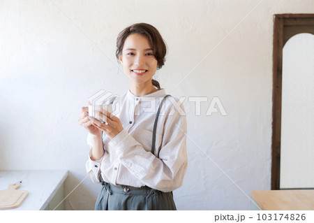 白湯を飲む女性の写真 白湯を飲む女性の写真 103174826