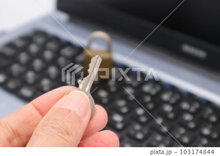 南京錠のカギを持つ人物 103174844