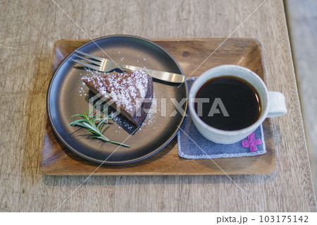 珈琲と木製コースターチョコレートケーキ 103175142