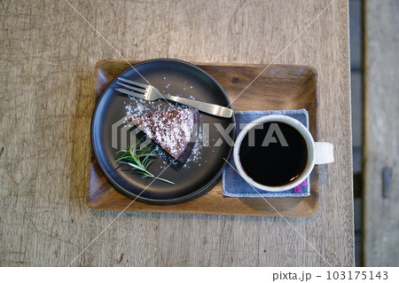 珈琲と木製コースターチョコレートケーキ 珈琲と木製コースターチョコレートケーキ 103175143