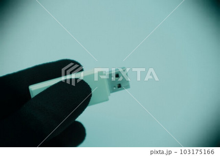 情報を盗もうとする人物をイメージ 103175166