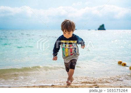 初夏の海で水遊びを楽しむ男の子 103175264
