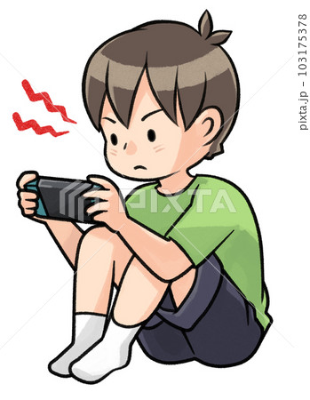 ゲームに熱中する男の子 103175378