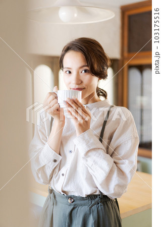 マグカップを持つ女性の写真 103175516