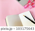 ピンクの背景にパソコンとノートと万年筆と花 103175643