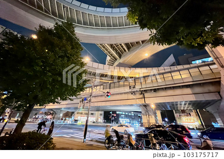 初台交差点の上に架かる首都高・西新宿ジャンクションの高架橋 103175717