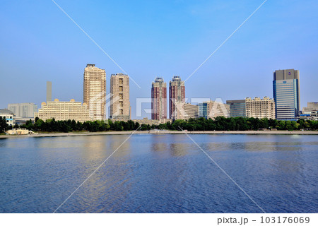 台場公園から見るお台場海浜公園の風景 台場公園から見るお台場海浜公園の風景 103176069