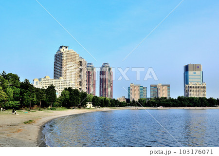 台場公園から見るお台場海浜公園の風景 103176071