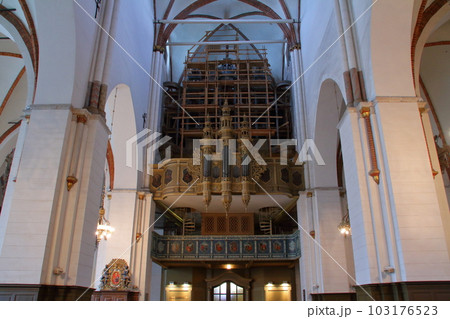 北欧バルト三国ラトビアの首都リガ　世界遺産リガ旧市街歴史地区にある修復中のリガ大聖堂のパイプオルガン 103176523