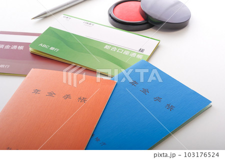 年金手帳と貯金通帳 103176524