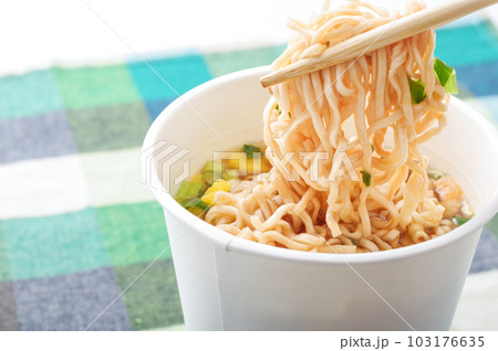美味しそうなカップラーメン 103176635