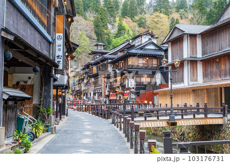 「山形県」日暮れ頃の銀山温泉・温泉街 「山形県」日暮れ頃の銀山温泉・温泉街 103176731