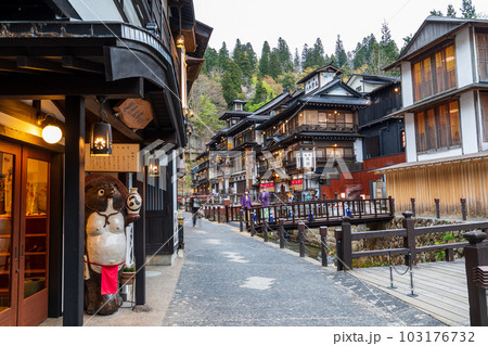 「山形県」日暮れ頃の銀山温泉・温泉街 103176732