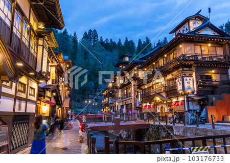 「山形県」日暮れ頃の銀山温泉・温泉街 「山形県」日暮れ頃の銀山温泉・温泉街 103176733