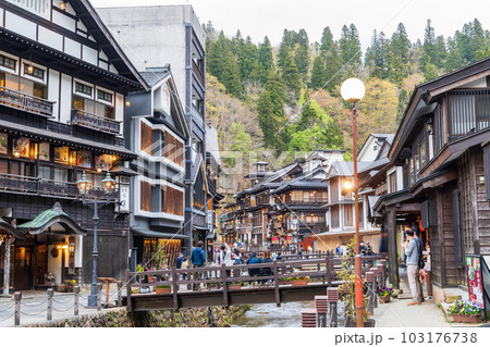 「山形県」日暮れ頃の銀山温泉・温泉街 103176738