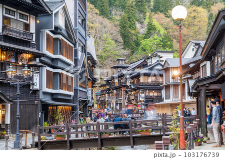 「山形県」日暮れ頃の銀山温泉・温泉街 103176739