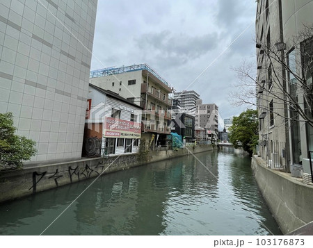福岡市街を流れる川　博多川 103176873