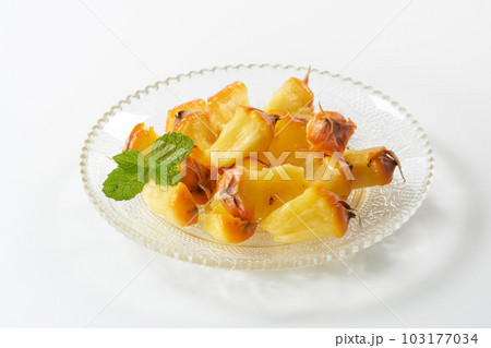 スナックパイン(ボゴール)の実を白背景で スナックパイン(ボゴール)の実を白背景で 103177034