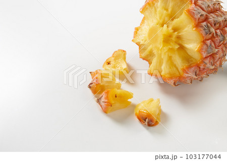 スナックパイン(ボゴール)の実を白背景で スナックパイン(ボゴール)の実を白背景で 103177044