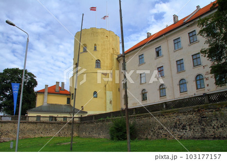 北欧バルト三国ラトビアの首都リガ　世界遺産リガ旧市街歴史地区にあり現在は大統領府となっているリガ城 103177157