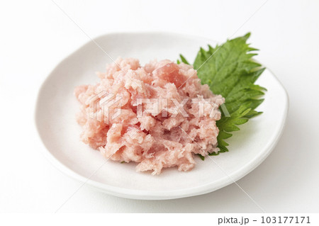 皿に盛ったネギトロ　白バック 103177171