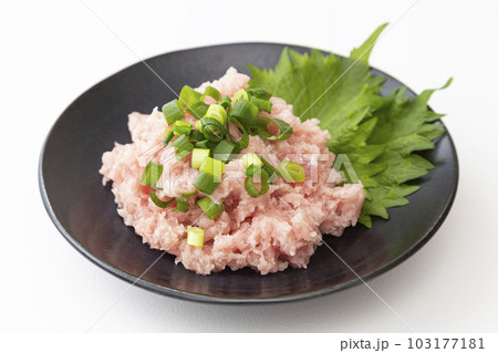 皿に盛ったネギトロ　白バック 103177181