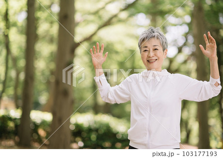 運動をするシニア女性 103177193