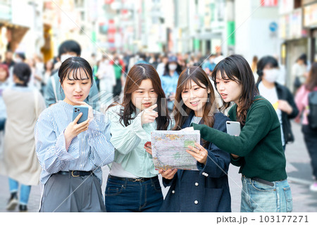 都会で道に迷う女性4人 103177271