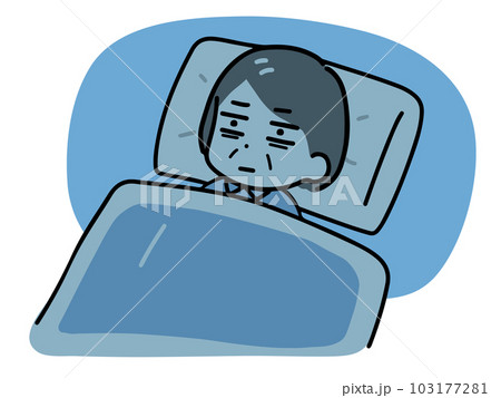 布団の中で眠れないパジャマのシニア女性(上半身) 103177281