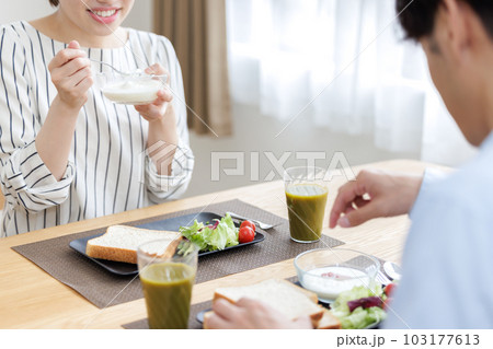 食事をする男女 103177613