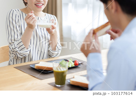 食事をする男女 103177614