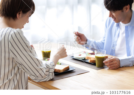食事をする男女 103177616