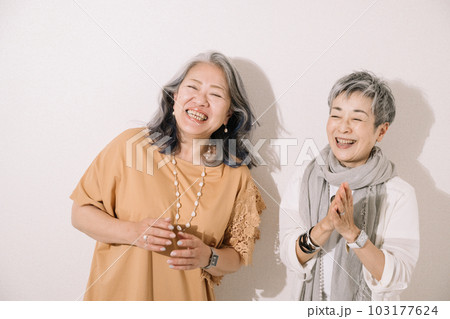 笑顔のグレイヘア女性・明るいシニア友達　 103177624