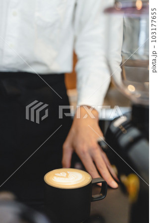 カフェスタッフの手元 カフェスタッフの手元 103177655