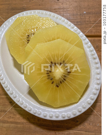 ゴールデンキウイ 103177758