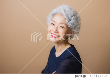 グレイヘアの女性 グレイヘアの女性 103177796
